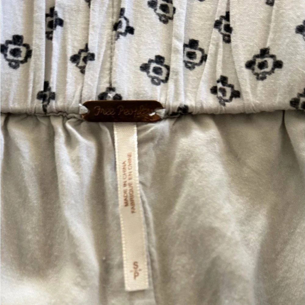 Free People High Waist Patterned Gray Shorts
Fully lined Stretchy waist.Packets. - Picture 5 of 5